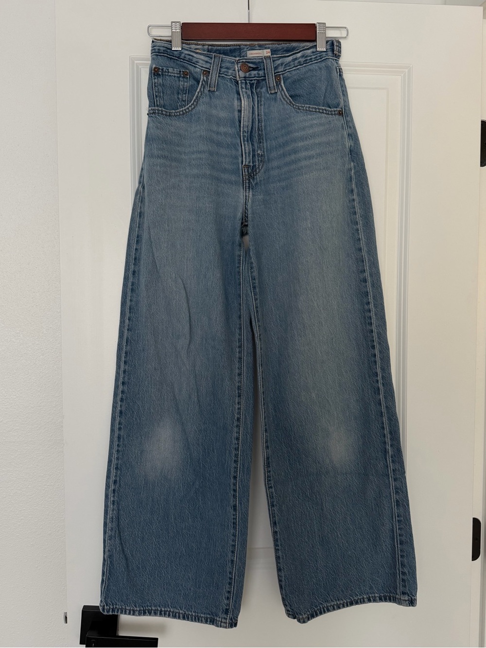 Levi’s cinch baggy jeans
